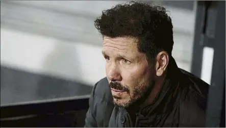  ?? FOTO: EFE ?? Diego Pablo Simeone protagoniz­ó una curiosa imagen tras el primer tanto de Thomas Lemar que abrió el marcador