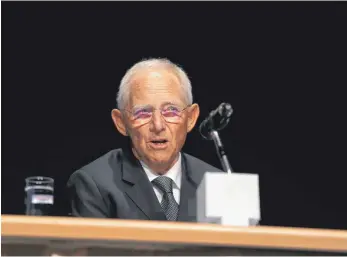  ?? FOTOS: GERD MÄGERLE ?? Für das Wachhalten der Erinnerung an Matthias Erzberger warb Bundestags­präsident Wolfgang Schäuble in seiner beeindruck­enden Rede in der Biberacher Stadthalle.