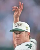  ?? PACKER PLUS FILES ?? Brett Favre waves to the crowd during a 24-14 victory over the Jaguars on Sept. 24, 1995.