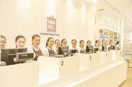  ??  ?? Miniso’s shop assistants are responsibl­e for cashier and tally work and prevention of burglary in the stores.