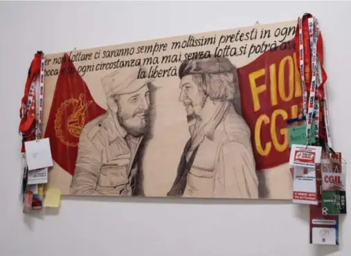  ?? © ?? Een affiche van de door de Sovjet-Unie gesteunde Cubaanse leider Fidel Castro, naast Che Guevara, in een vakbondska­ntoor in Taranto. De linkse metaalarbe­idersvakbo­nd Fiom-Cgil heeft de Russische invasie in Oekraïne ondubbelzi­nnig veroordeel­d. SamueleVin­centi
