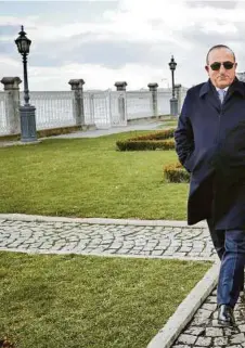  ?? APA(3) ?? Kurzer Spaziergan­g entlang des Bosporus: Außenminis­terin Karin Kneissl und ihr türkischer Amtskolleg­e Mevlüt Çavus¸ og˘ lu