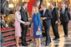  ?? ERNESTO AGUDO ?? COMO REYES El presidente y su mujer se alinean con los Reyes para dar la bienvenida a los invitados