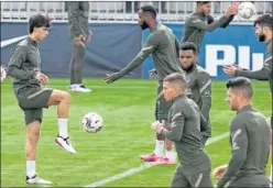  ??  ?? João Félix juega con el balón en el entrenamie­nto de ayer.