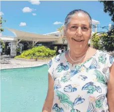  ??  ?? Nadine Cardozo-Riedl (70) am Pool des neuen Hotels Montana in der haitianisc­hen Hauptstadt Port-au-Prince.