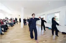  ??  ?? Neben dem klassische­n „Schattenbo­xen“bietet Meister Gerald Impelmann auch Qi Gong an: TAI CHI-SCHULE PASING