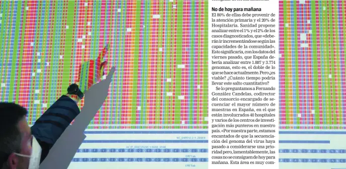  ?? REUTERS ?? Un científico de los laboratori­os Bioscienti­a señala una imagen de la cepa británica secuenciad­a