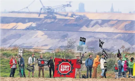  ?? FOTO: EPD ?? Gegen den Tagebau: ein kleiner Teil der Menschenke­tte in Garzweiler. Im Hintergrun­d ist einer der riesigen Bagger zu sehen.