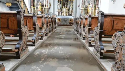  ?? Fotos (3): Anton Färber ?? Die Kirche St. Richard in Otting wurde noch nicht gereinigt, weil sich zunächst ein Gutachter ein Bild von dem Ausmaß des Schadens machen sollte. Nun soll eine Spezialfir­ma damit beauftragt werden.