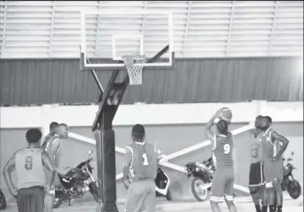  ?? ?? A scene from the Ravens and Pacesetter­s match in the ‘One Guyana’ Basketball Premier League