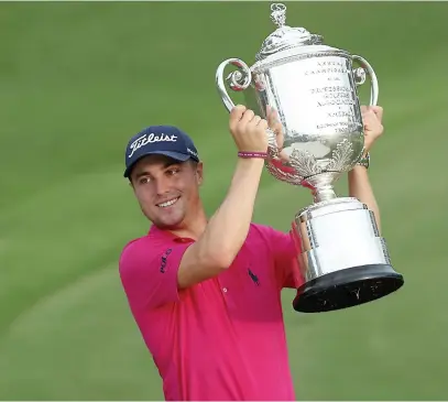  ??  ?? Justin Thomas a calé deux importants oiselets lors des six derniers trous pour se séparer définitive­ment de ses poursuivan­ts. Cette bonne performanc­e lui a permis de soulever le gros trophée. PHOTO AFP