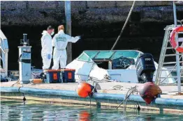  ??  ?? La Guardia Civil está analizando la lancha de forma pormenoriz­ada