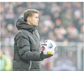  ?? FOTO: AXEL HEIMKEN/DPA ?? St. Paulis Trainer Fabian Hürzeler im Dezember beim Heimspiel gegen Wiesbaden.