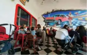  ??  ?? niños comiendo la siempre eficaz hamburgues­a, y el comedor, tronas y carritos inclui-