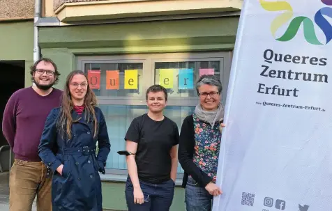  ?? JOHANNA LAZAR ?? In der Johannesst­raße will das Zentrum ein Zeichen für Respekt und Vielfalt setzen. Von links: Marcello Helbig, Luna Karsubke, Maria Lehmann, Marina Hahn.