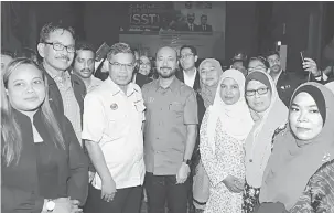  ?? — Gambar Bernama ?? KENANGAN: Mukhriz (tengah) bersama Saifuddin (tiga kiri) beramah mesra dengan orang ramai pada Majlis Penutup Taklimat Cukai Jualan dan Perkhidmat­an (SST) di Seri Mentaloon, Padang Terap semalam.