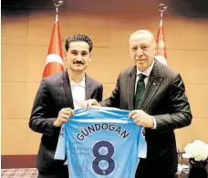  ?? Německý fotbalista s tureckými kořeny Ilkay Gündogan dal Erdoganovi svůj dres s nápisem Respekt pro mého prezidenta. REPRO LN ?? Dres pro „mého“prezidenta.