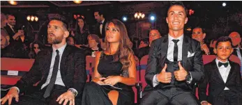  ?? FOTO: AFP ?? Lionel Messi, seine Frau Antonella Roccuzzo, Cristiano Ronaldo und Cristiano Ronaldo Jr. (v.l.).