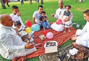  ?? Virendra Saklani/Gulf News ?? A family enjoy the Eid holiday at Buhairah Corniche in Sharjah.