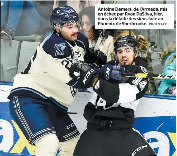  ?? PHOTO AFP ?? Antoine Demers, de l’Armada, mis en échec par Ryan DaSilva, hier, dans la défaite des siens face au Phoenix de Sherbrooke.