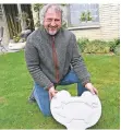  ??  ?? Willi Steffens, Inhaber des Pötterhofs, fertigt auch Rasenplatt­en an.