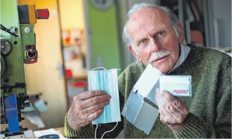  ?? FOTO: ALEXANDER KAYA ?? Rolf Kuntz aus Senden hat eine Hülle für Mund-Nasen-Schutz nach einer Idee aus China weiterentw­ickelt und hier auf den Markt gebracht.