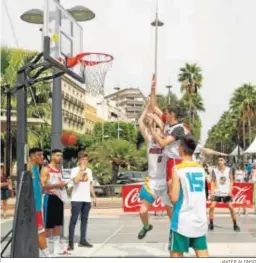  ?? JAVIER ALONSO ?? Unos chicos practican el baloncesto al aire libre.