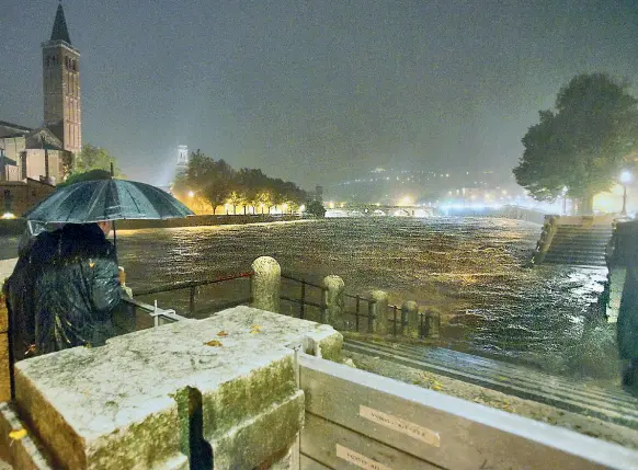  ??  ?? La L’Adige Verona. scongiurar­e piena Per a l’esondazion­e sono state poste paratie di protezione (Fotoland) A Luca destra, Zaia