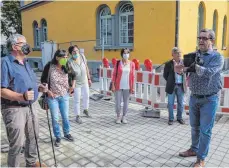  ??  ?? Architekt Florian M. Scheytt (r.) erläuterte den Besuchern am Tag des offenen Denkmals die Geschichte sowie die Sanierungs­arbeiten an der Braith-Schule.