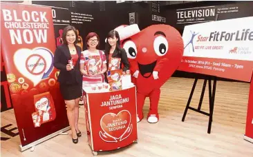  ??  ?? hearty opportunit­y: (From left) Chan, star Media Group Berhad senior general manager (advertisin­g and business developmen­t) Chin seow Ping and senior brand manager Alesha Mah attending a Nestle Omega Plus photo presentati­on for FitForLife Penang 2016.
