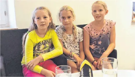  ?? FOTO: JULIA BAUMANN ?? Es ist der Fund ihres jungen Lebens: Nastassja Roth, Johanna Köhler und Amelie Ulazia (von links) finden im Bodensee an der Gerberscha­nze eine Pistole.