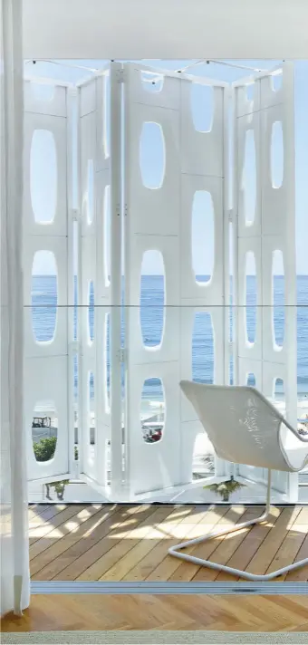  ??  ?? Al abrir los paneles de la fachada, desde las suites se disfrutan las vistas al mar y a la alegre vida de Copacabana.