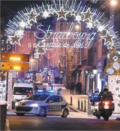 ?? PHOTO AFP ?? Des policiers sécurisaie­nt les lieux à l’entrée du marché de Noël de Strasbourg, hier.