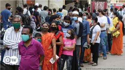  ??  ?? People in Mumbai lined up at a grocery store to stock up on food before a second lockdown