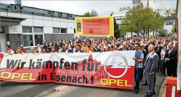  ??  ?? Nach dem Demonstrat­ionszug setzten Mitarbeite­r und Gäste die Betriebsve­rsammlung am Opel-standort Eisenach gegen Kürzungspl­äne des Mutterkonz­erns PSA vor dem Werktor fort.