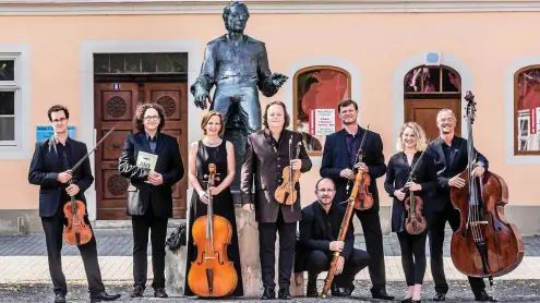  ?? FOTO: JAN KOBEL ?? Das Thüringer Bach Collegium vor Bernd Göbels Bachdenkma­l in Arnstadt. Stadtkanto­r Jörg Reddin (Zweiter von links) leitet das Bachfestiv­al.