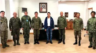  ?? (Provincial Government Photo) ?? Influentia­l and highly-respected Sulu Governor Sakur poses with senior AFP and PNP officials at his Capitol office in Patikul town.