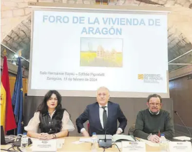  ?? EL PERIÓDICO ?? Octavio López, en el centro, presidió ayer el Foro de la Vivienda de Aragón.