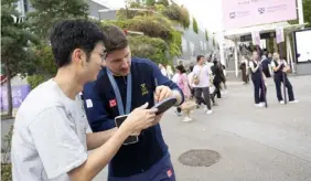  ?? FOTO: HENRIK MONTGOMERY/TT ?? ■
Kristian Karlsson skriver en autograf på ett bordtennis­racket i Paris.