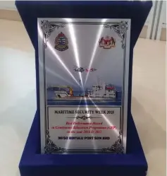  ??  ?? Photo shows the ‘Best Performanc­e Award in CEP’ for 2016 to 2017.