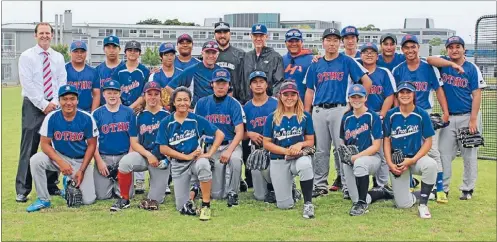  ?? Photos: BEN ROGERS ?? The crew: The One Tree Hill College diamond sports players with Ron Roenicke, centre.