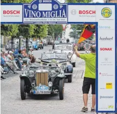  ?? FOTO: CARSTEN NEUPERT ?? Bei der Zielankunf­t wird jedes Team einzeln begrüßt und das Fahrzeug vorgestell­t.