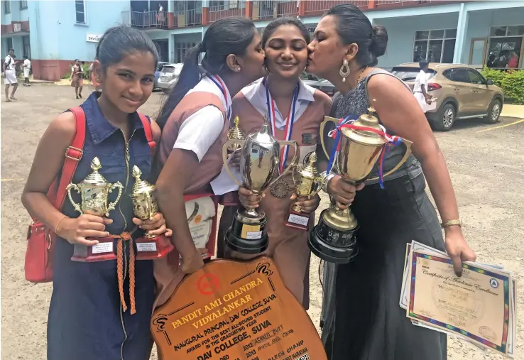  ?? Photo: Wati Talebula ?? Nirvasha Kumar (Third from left) celebrates with her cousins (from left) Raina Sharma and Nitishna Kumar and her aunt (far right) Sunita Sharma during the Dayanand Anglo Vedic College prizegivin­g on November 22, 2018.
