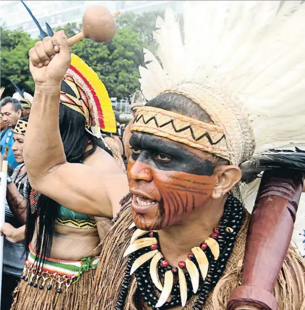  ?? EVARISTO SA / AFP ?? En la calle. Miembros de varios pueblos indígenas brasileños protestaro­n en la capital a finales de noviembre por los cambios legislativ­os que buscan poner nuevas trabas a la protección de sus tierras, a través de la figura de la demarcació­n