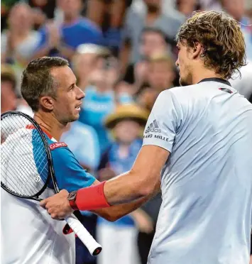  ?? Foto: ?? Fast einen Kopf größer und 13 Jahre jünger: Alexander Zverev, Deutschlan­ds bester Tennisprof­i, musste sich dennoch bei den US Open dem Augsburger Philipp Kohlschrei­ber geschlagen geben. RADSPORT