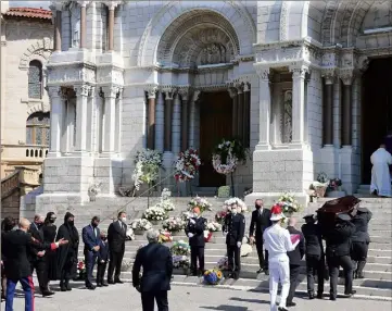  ?? (Photos Cyril Dodergny) ?? Hier, h : le cercueil de la baronne Elizabeth-Ann de Massy est porté dans la cathédrale.