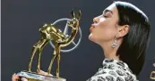  ?? Foto: Jens Kalaene, dpa ?? Dua Lipa freut sich über ihre Auszeichnu­ng in der Kategorie „Musik Internatio­nal“.