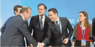  ??  ?? Weber salusa a García Egea en presencia de Casado, Rajoy y Levy