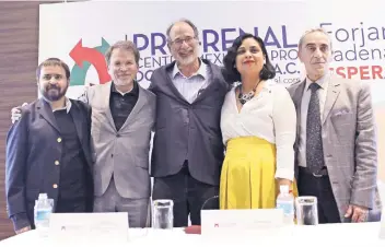  ??  ?? El Premio Nobel de Economía 2012, Alvin Roth, y miembros de la organizaci­ón Pro Renal dieron el banderazo de inicio a la campaña 7-14-21, cuya meta es formar la cadena de donación de riñones más grande de México.