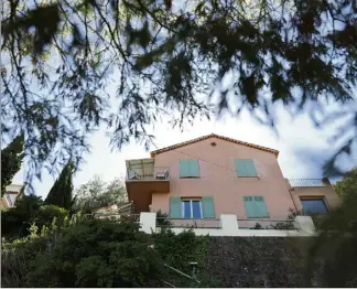  ?? (Photo Sébastien Botella) ?? Une petite maison qui les accueille depuis  ans pour les vacances...